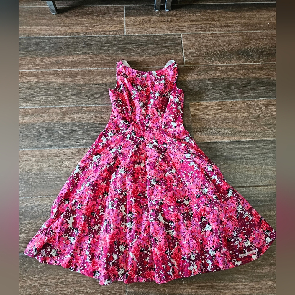 MAGGY LONDON SZ 4 DRESS FLORAL BEAUTIFUL, PETITE AND CLASSY